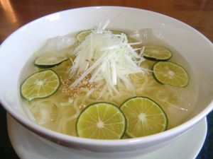 冷たい塩ラーメンシークヮーサースープ 沖縄料理レシピなら おきレシ